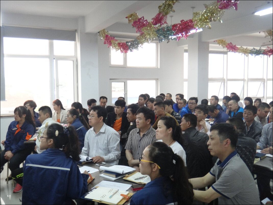 認(rèn)真學(xué)習(xí)的凱能員工 認(rèn)真學(xué)習(xí)的凱能員工